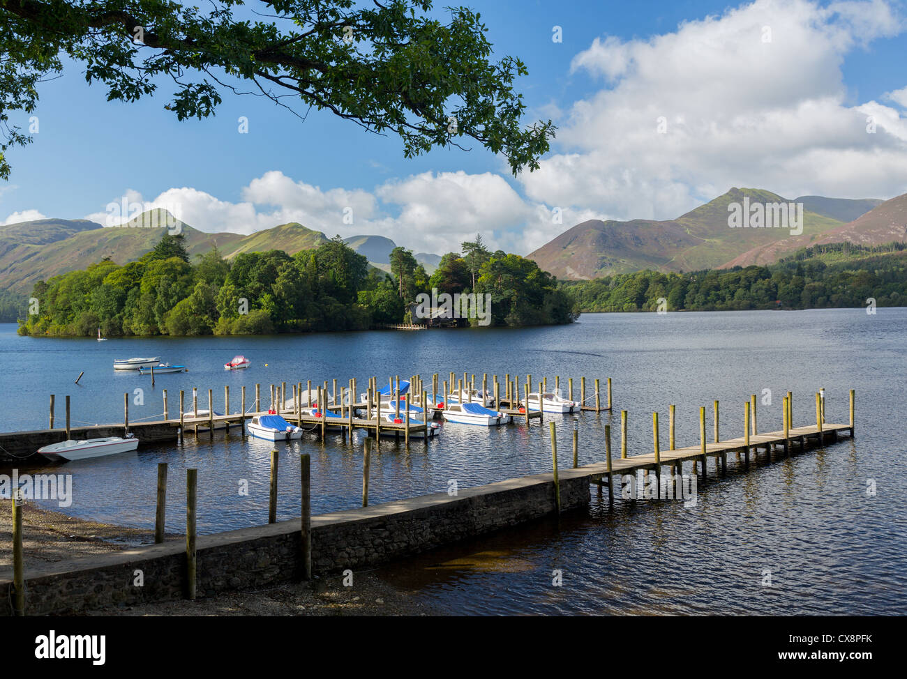 Lago Derwentwater a Keswick nel Lake District inglese in mattina presto Foto Stock