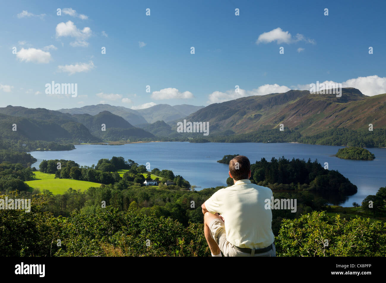 Derwent Water nel Lake District inglese dal punto di vista Castlehead di prima mattina con un escursionista in appoggio Foto Stock