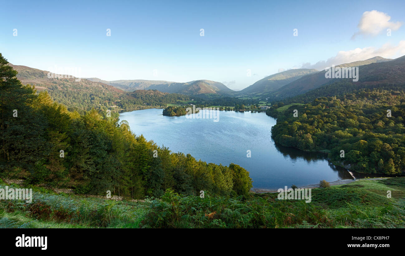 Vista di Grasmere nel Distretto del Lago, Inghilterra, Regno Unito all'alba Foto Stock