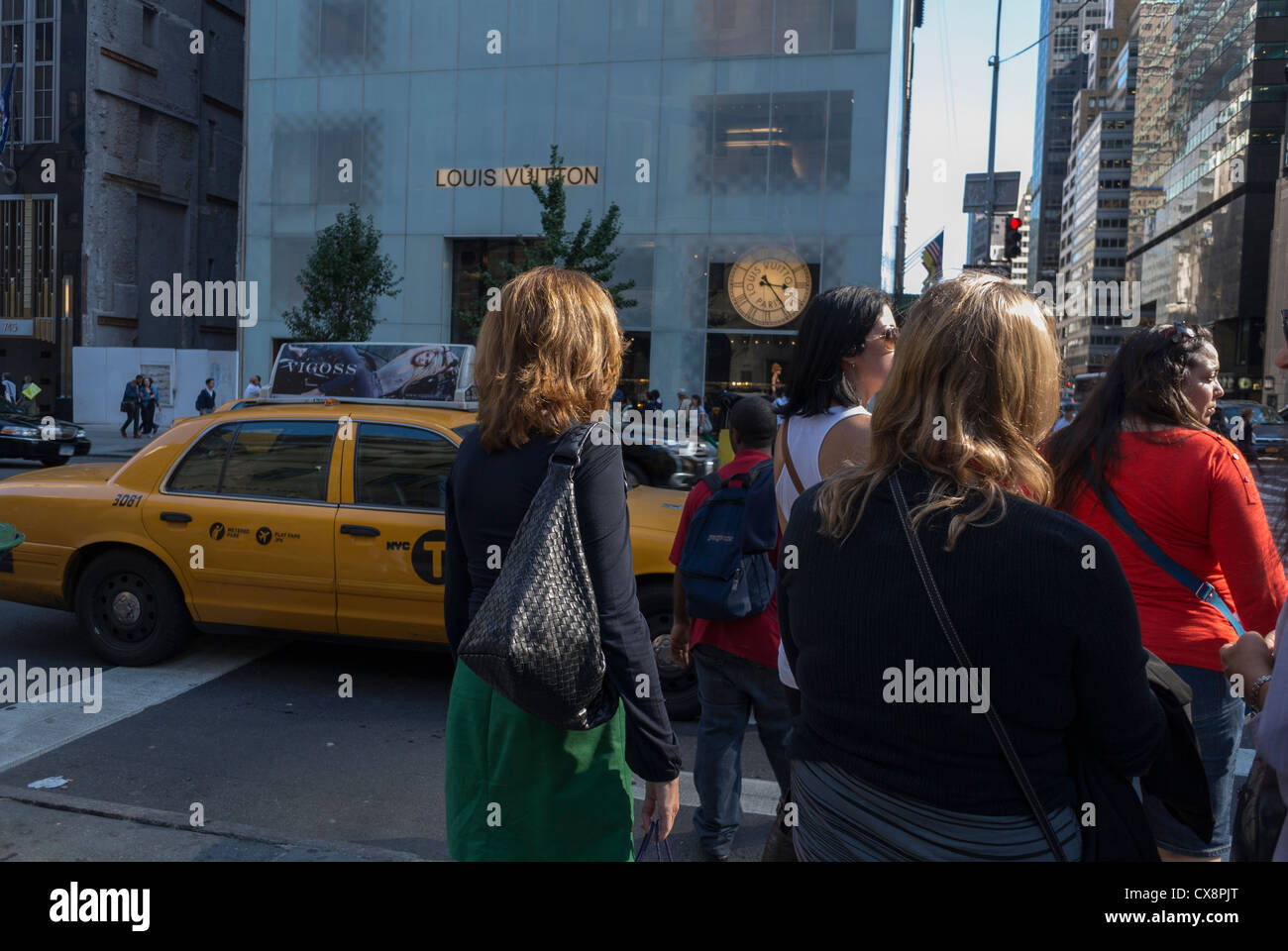 New York City, NY, STATI UNITI D'AMERICA, People Shopping, scene di strada, negozi di lusso, 'Louis Vuitton', sulla Quinta Avenue, Manhattan , Foto Stock