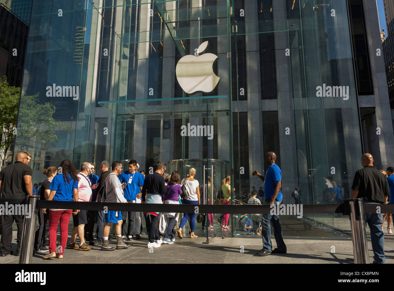New York, New York, Stati Uniti, negozi di persone, Street Scenes, Apple Shop sulla Fifth Avenue, Manhattan, ingresso in vetro con logo, in attesa in fila per il negozio, logo Foto Stock