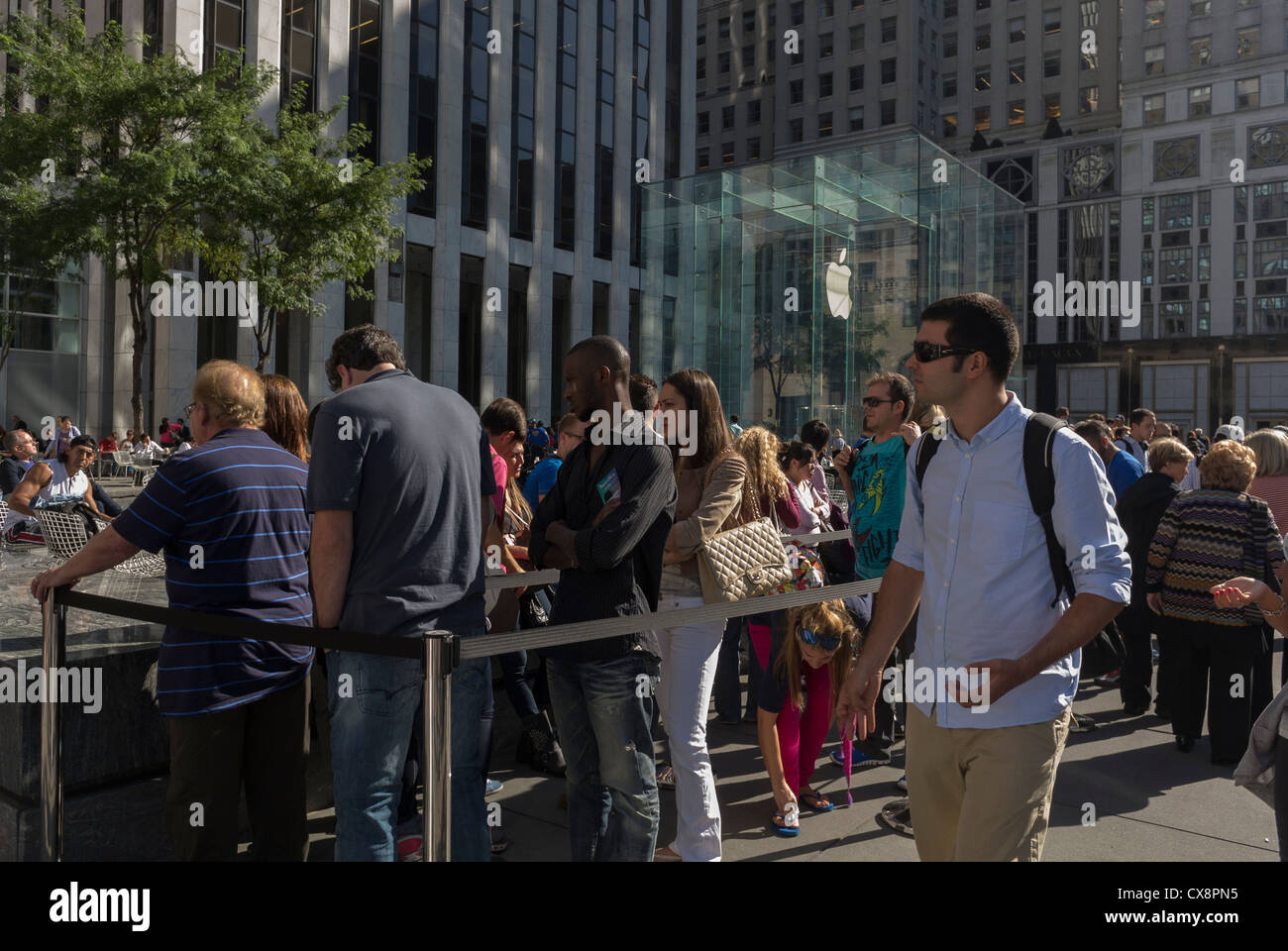 New York, New York, Stati Uniti, People Shopping, Street Scenes, Apple Shop sulla Fifth Avenue, Manhattan, in coda per il negozio Foto Stock
