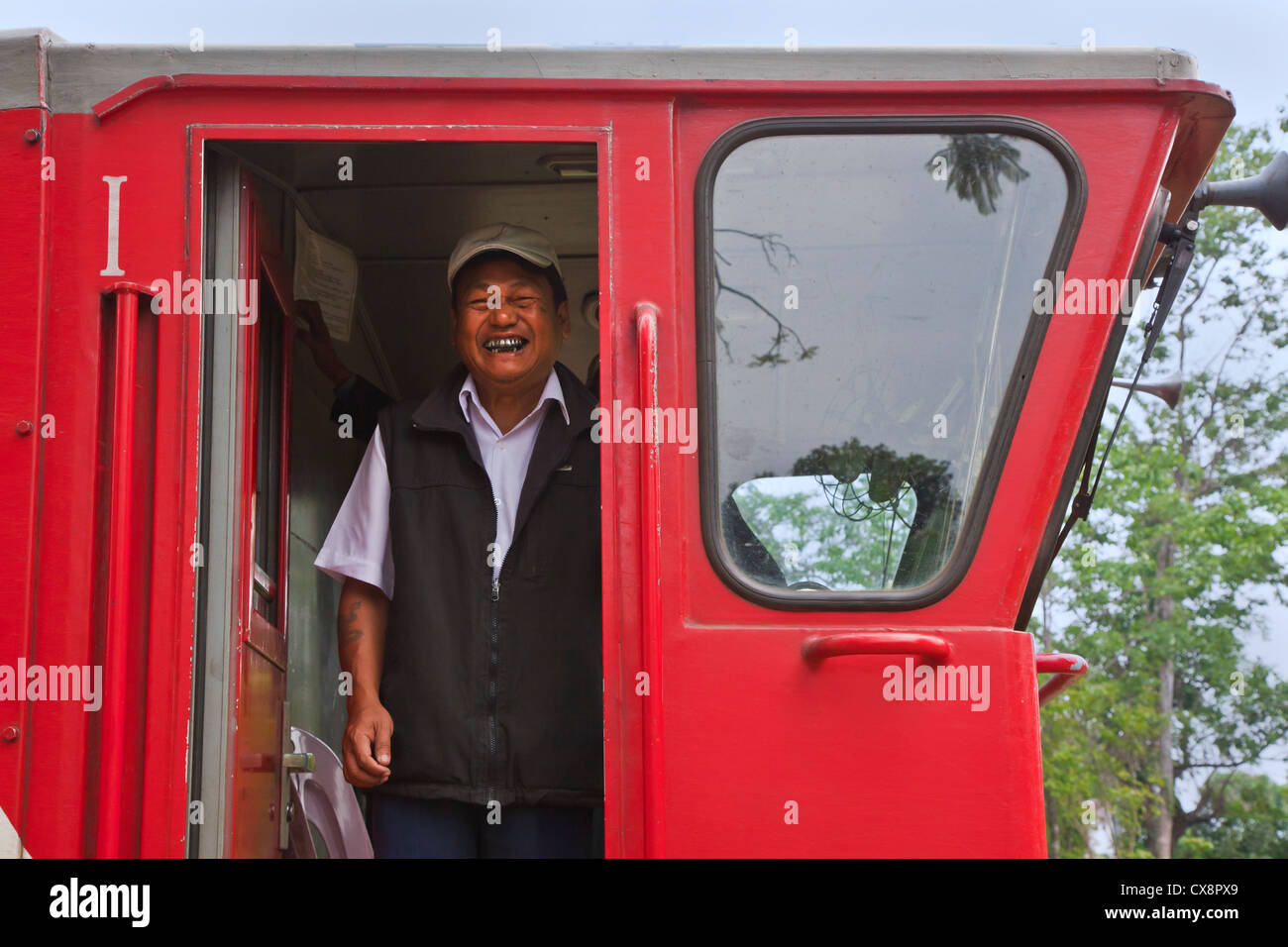 Il treno ingegnere sul giro da Pyin U Lwin a Hsipaw - Myanmar Foto Stock