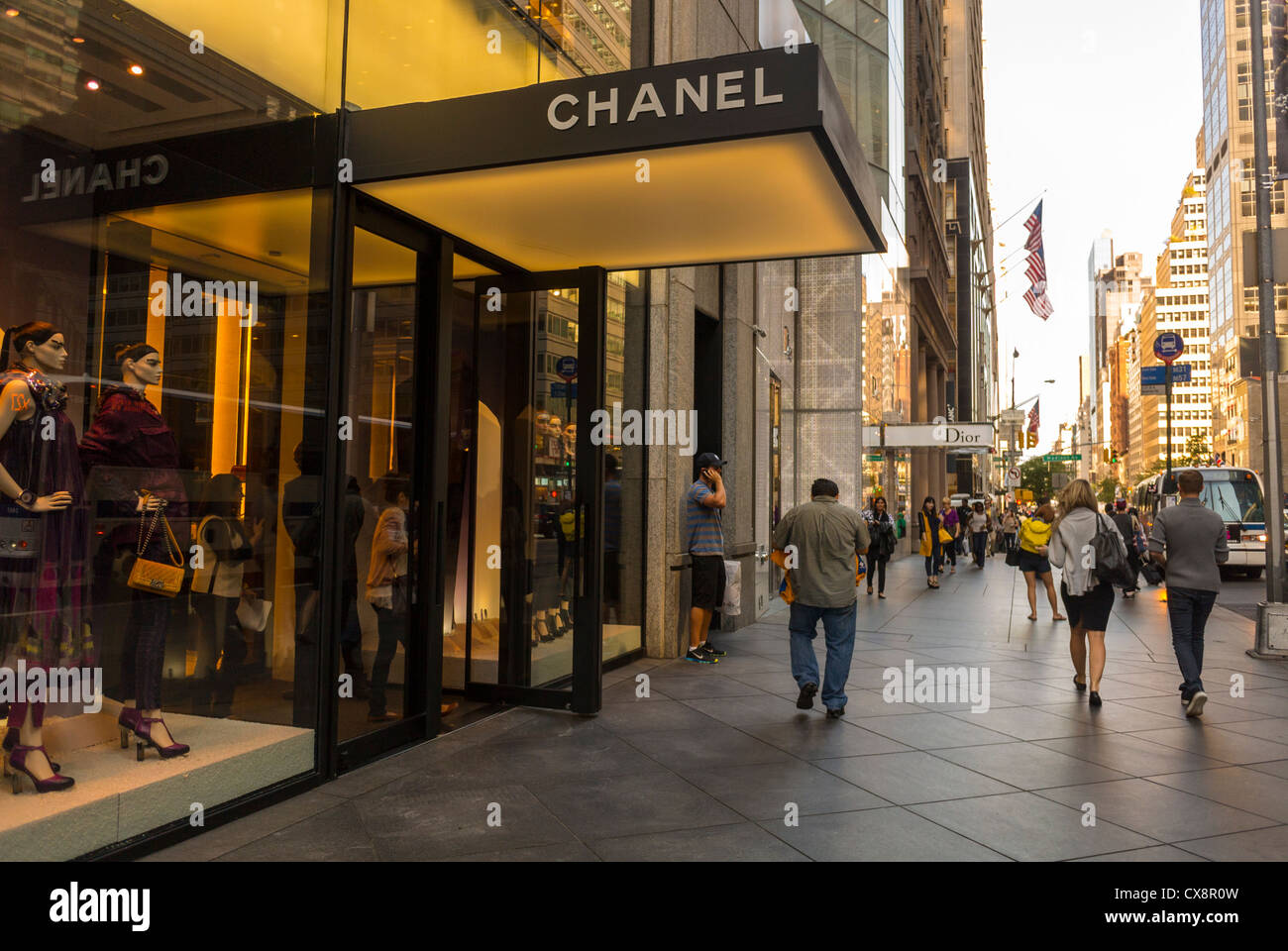 New York, NY, Stati Uniti, Shopping della gente, scene della strada, negozi  di lusso, Chanel, sulla Fifth Avenue, Manhattan, fronte del negozio,  camminata urbana Foto stock - Alamy