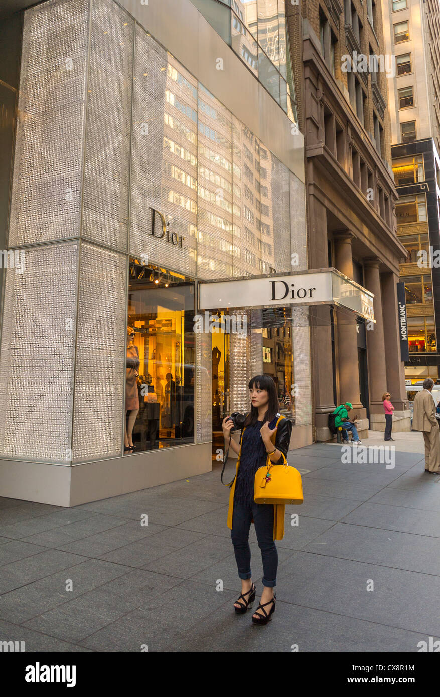 New York, New York, Stati Uniti, People Shopping, Street Scenes, negozi di lusso, Christian Dior sulla 57th Street, Manhattan Prestige consumer, negozi sulla quinta avenue Foto Stock