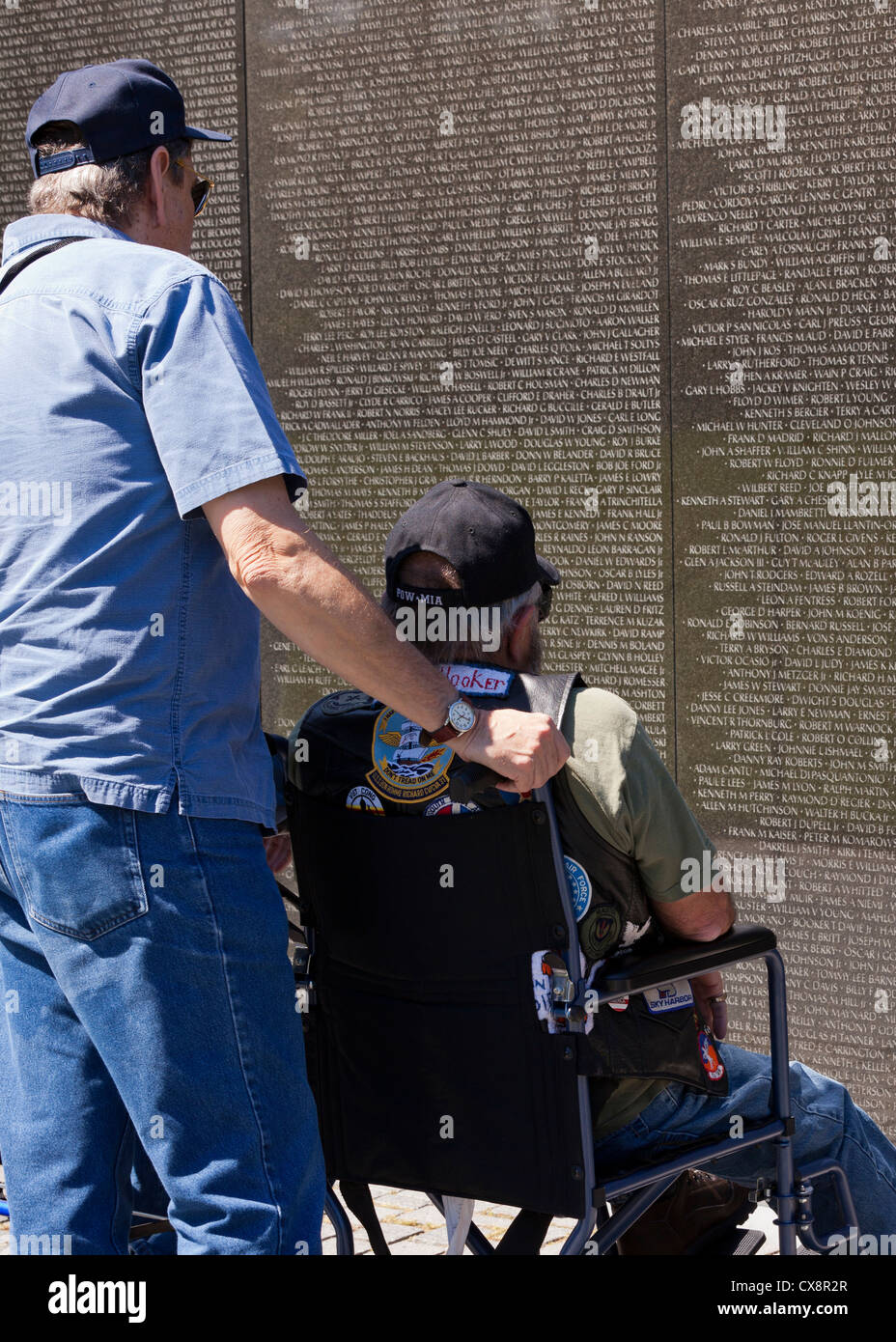 Disabilitato vet visitando il Vietnam War Memorial - Washington, DC Foto Stock
