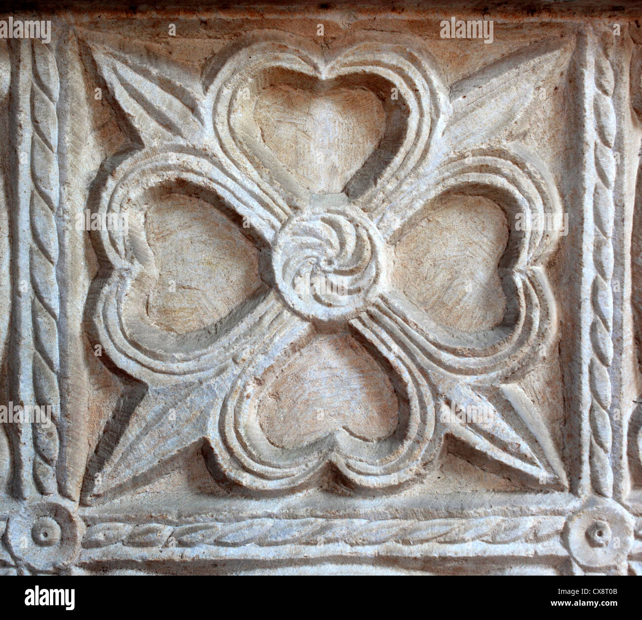 Pilastro di un coro schermo, calcare, (IX secolo), il museo archeologico, Split, Dalmazia, Croazia Foto Stock