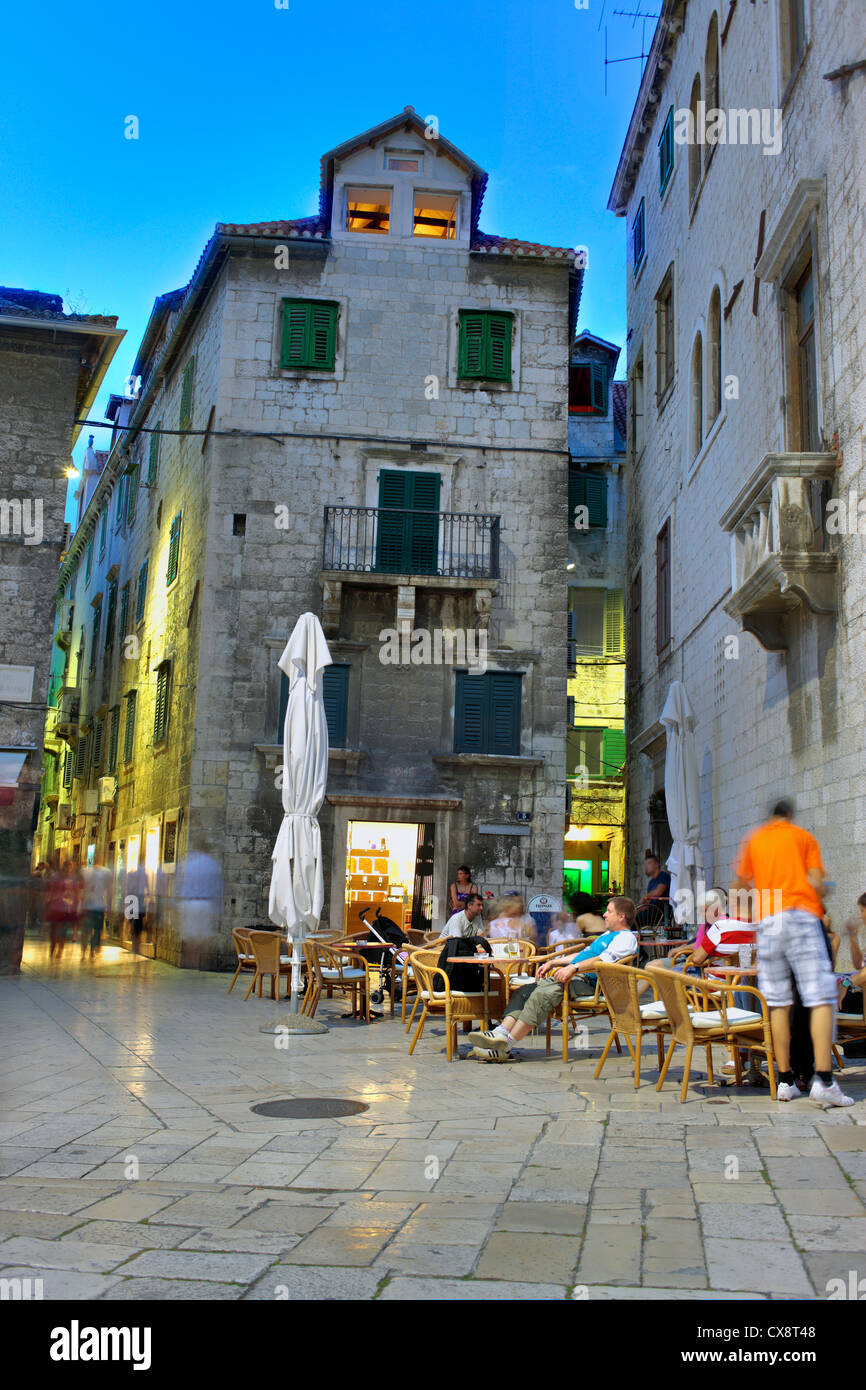 Street cafe nella città vecchia, Split, Dalmazia, Croazia Foto Stock