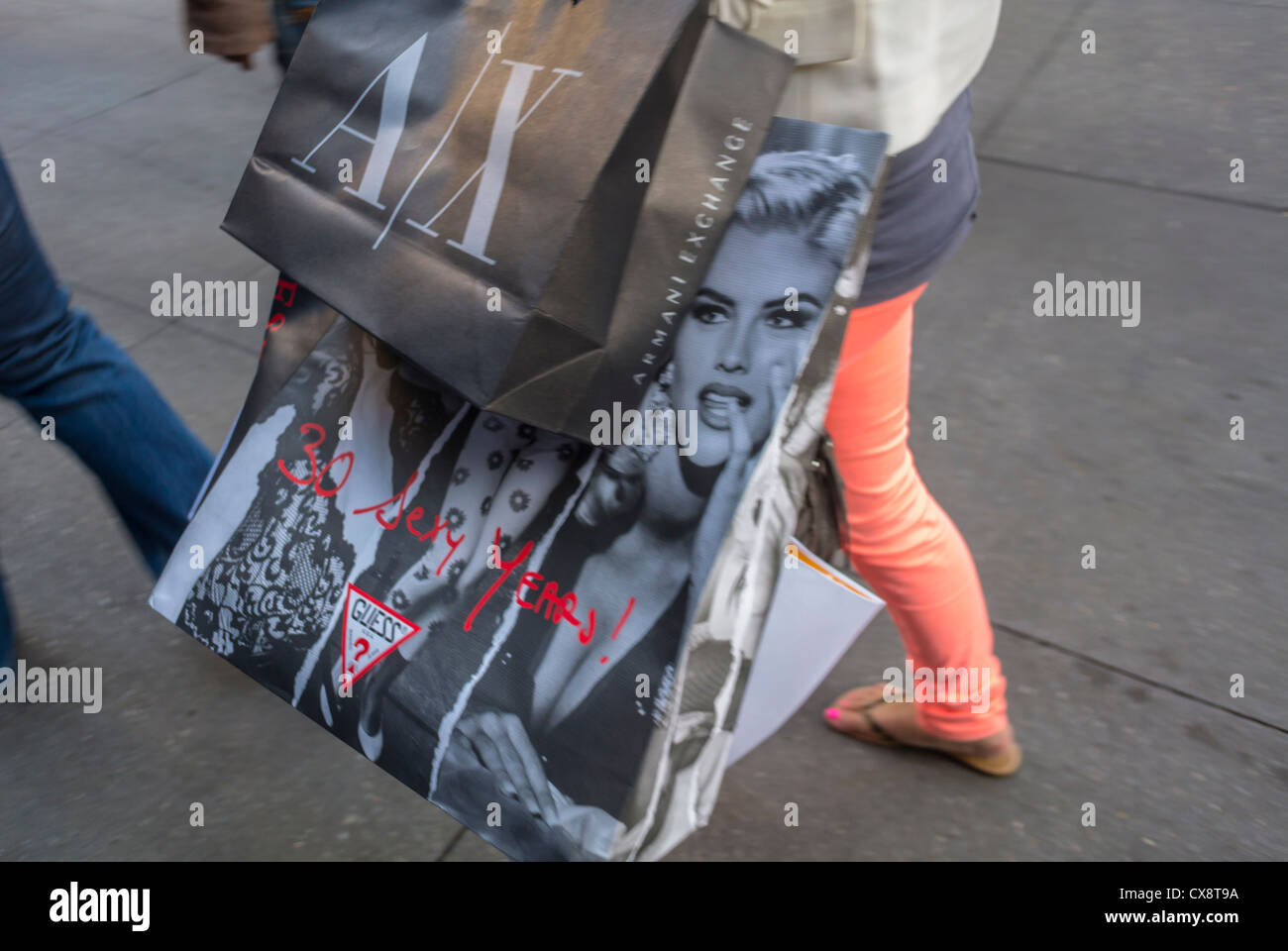 New York, NY, Stati Uniti, dettaglio Donna trasportando borse per lo shopping, negozi di lusso sulla Fifth Avenue, Manhattan urban walking Foto Stock
