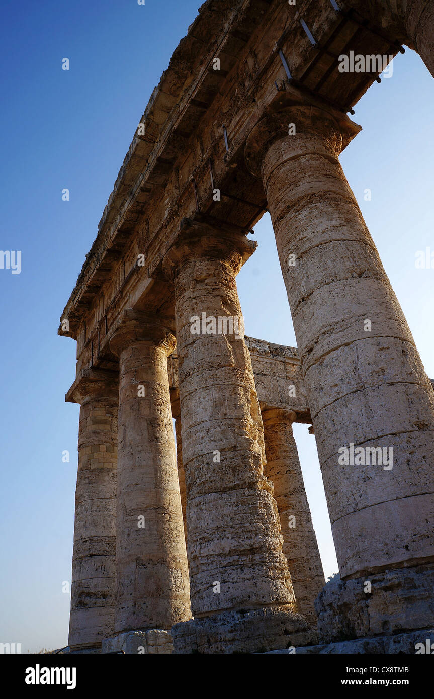 Consente di visualizzare delle monumentali colonne del tempio greco di Segesta Foto Stock