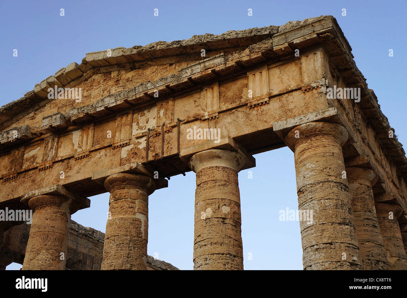 Vista la monumentale frontone del tempio greco di Segesta Foto Stock