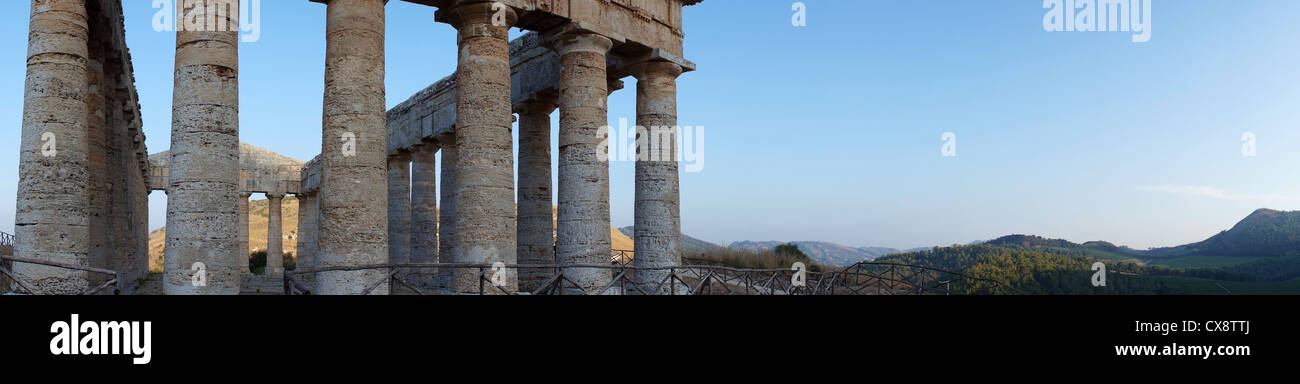 Vista panoramica del Tempio greco di Segesta in Sicilia Foto Stock
