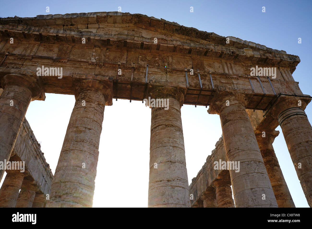 Facciata del tempio di Segesta con il suo frontone in pietra e colonne Foto Stock