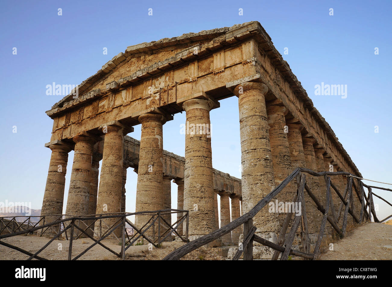 Vista del greco Monumentale tempio dorico di Segesta in Sicilia Foto Stock