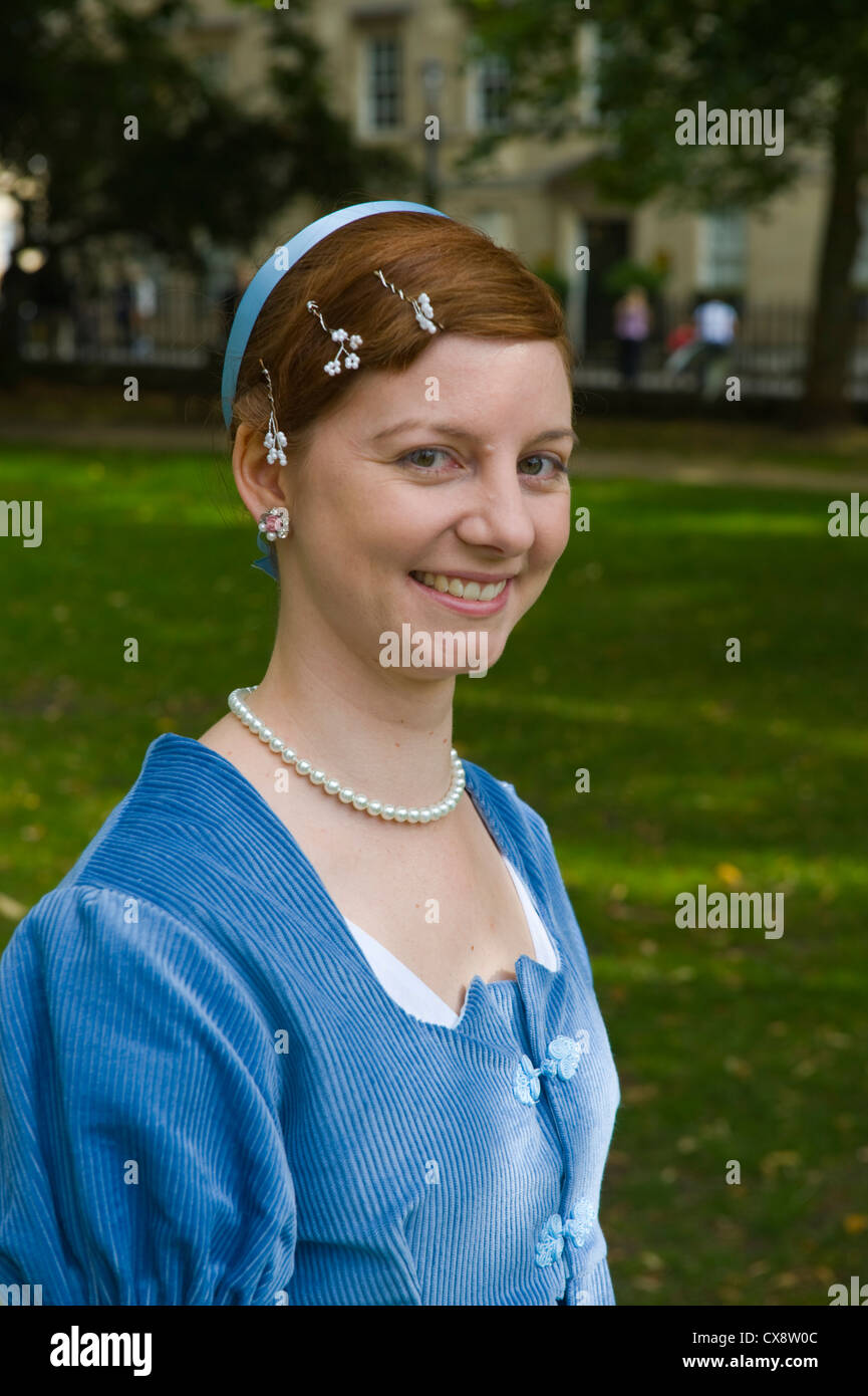 Giovane donna in costume di Regency promenade attraverso il centro di Bath durante il 2012 Jane Austen Festival Foto Stock
