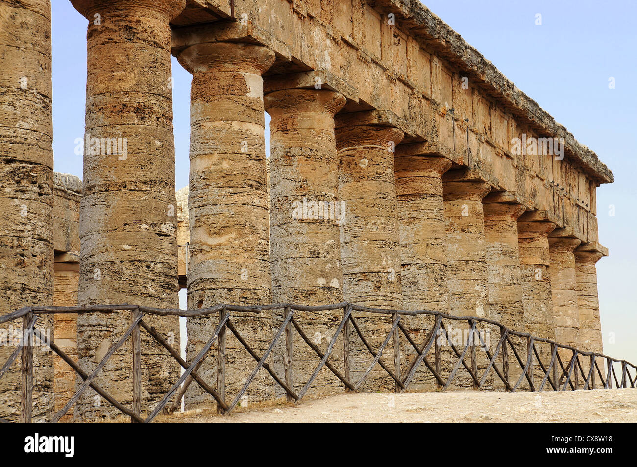 Vista del colonnato monumentale del Tempio greco di Segesta in Sicilia Foto Stock