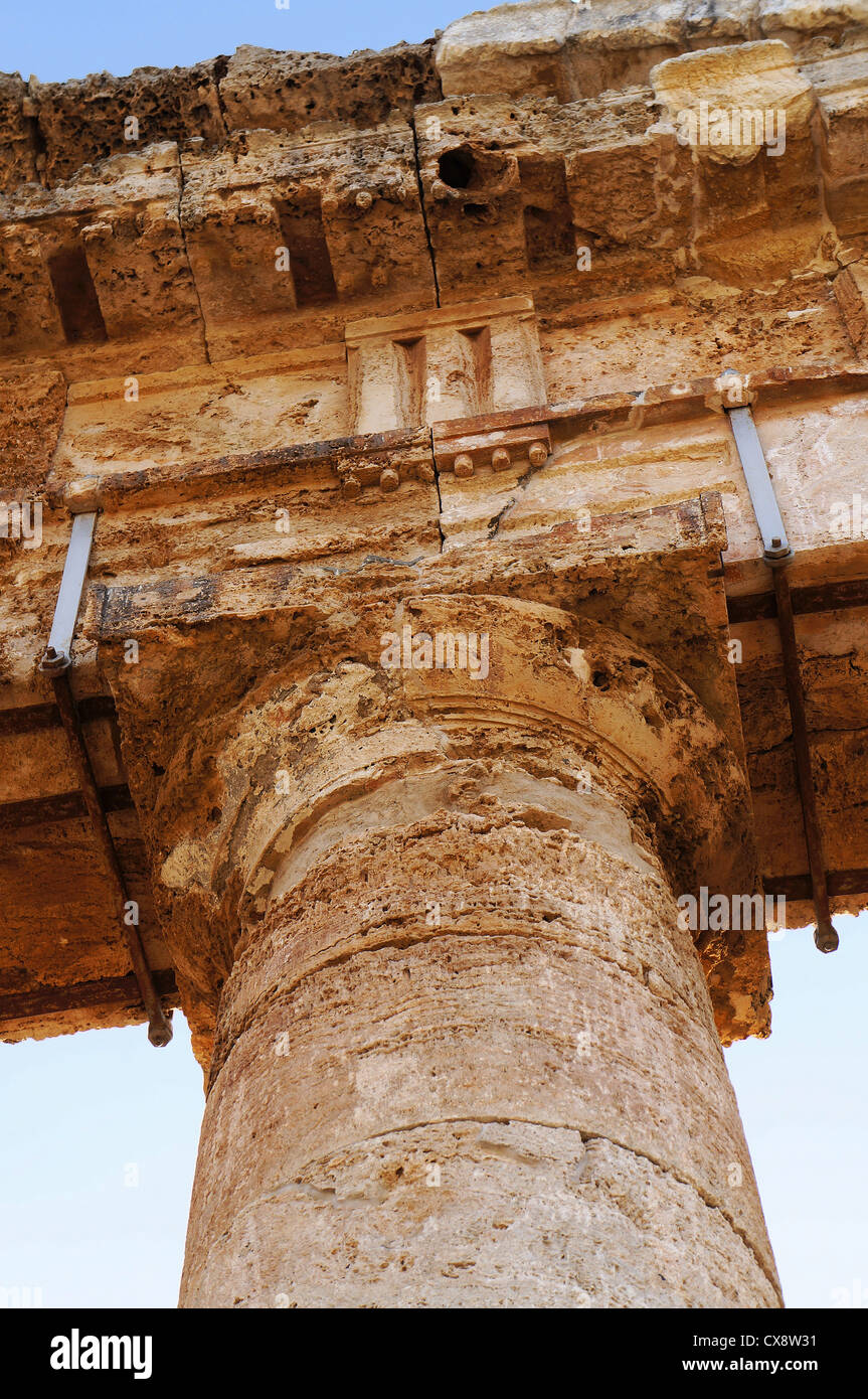 Dettagli architettonici di una capitale sotto il porticato del tempio di Segesta in Sicilia Foto Stock