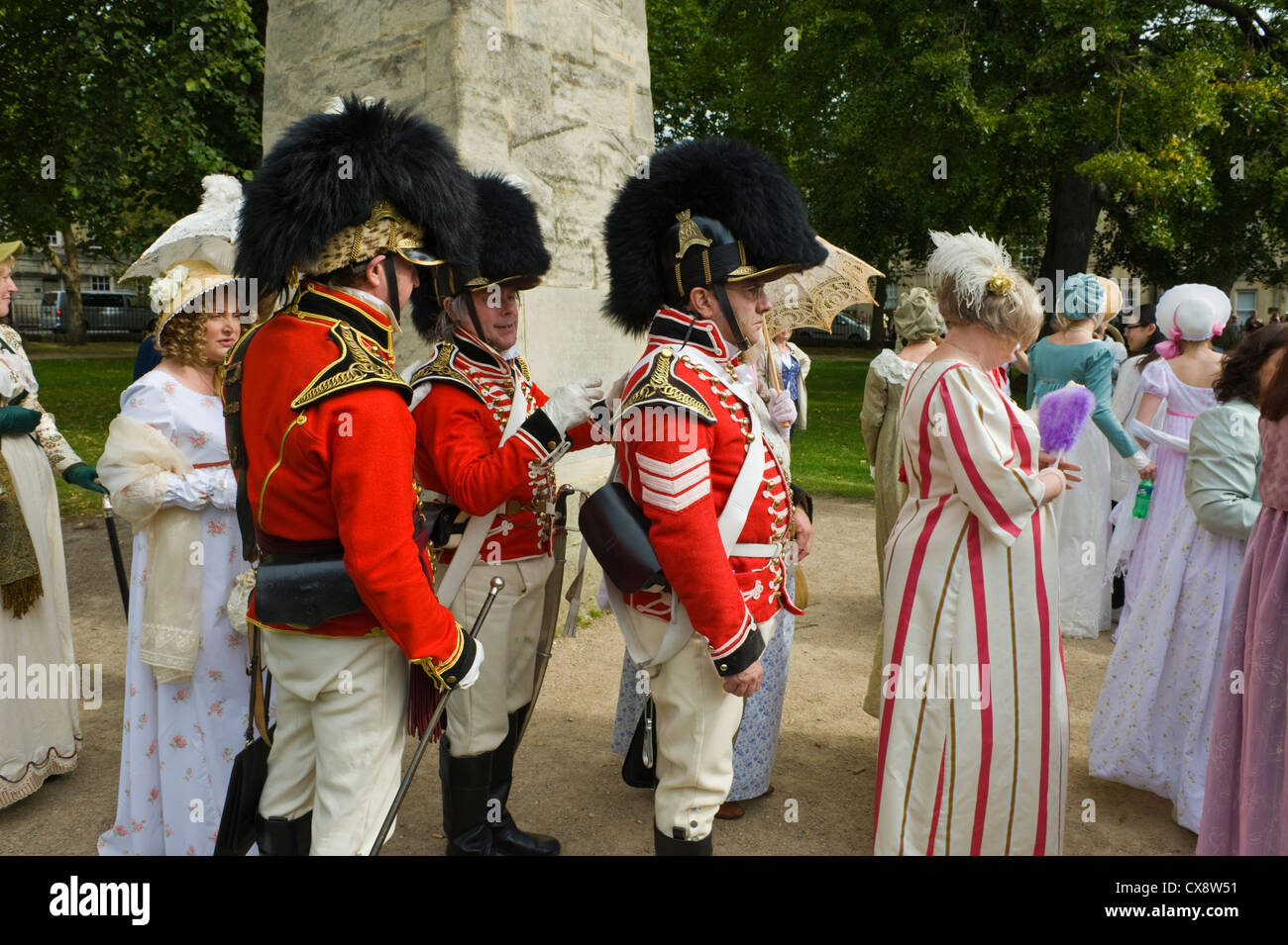 Ventole in costume di Regency promenade attraverso il centro di Bath durante il 2012 Jane Austen Festival Foto Stock