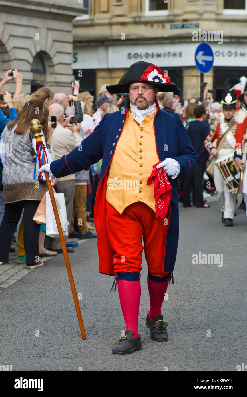 Town Cryer in costume di Regency voce la passeggiata attraverso il centro di Bath all'inizio del 2012 Jane Austen Festival Foto Stock