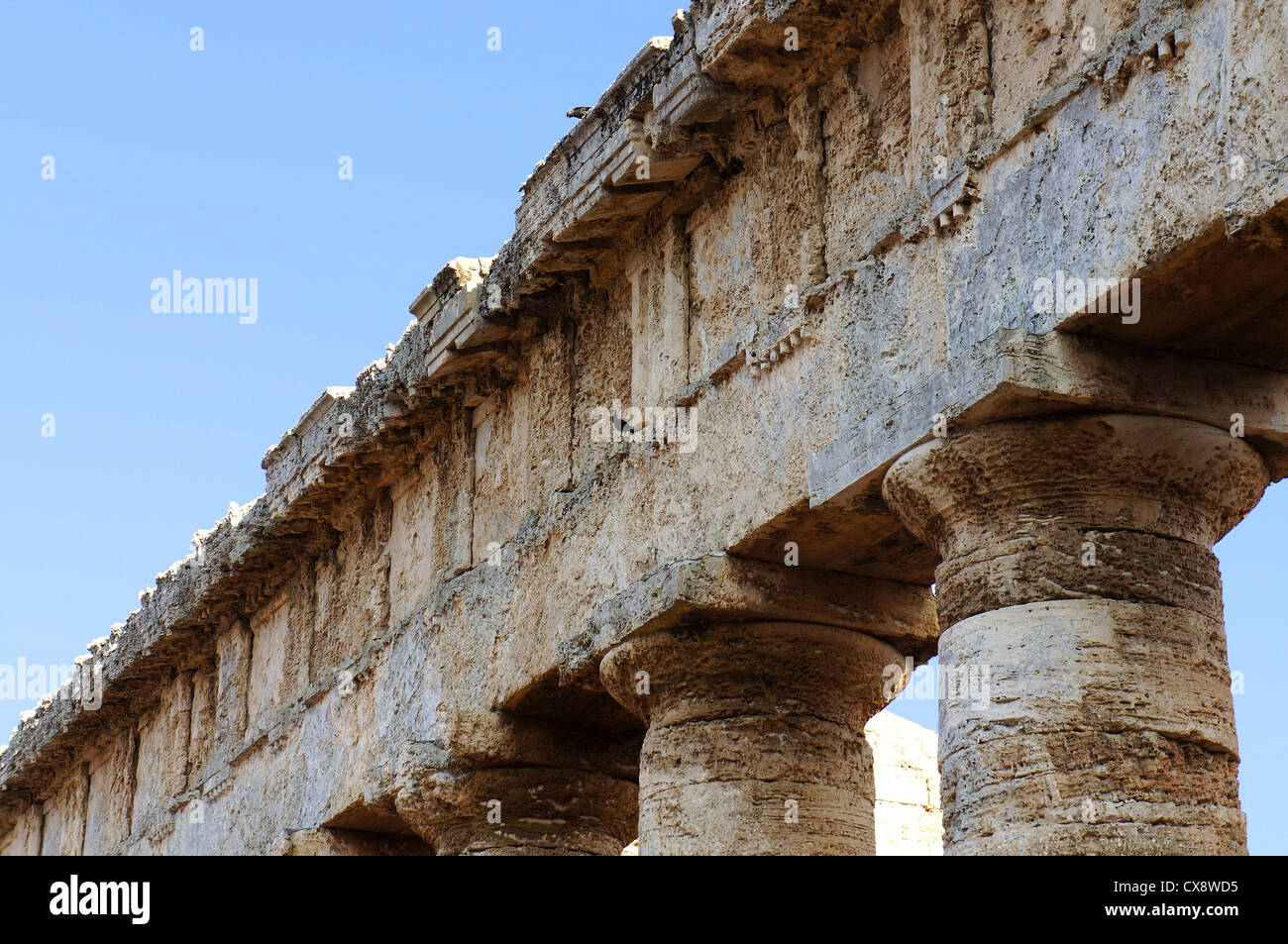 Dettagli architettonici della trabeazione del tempio greco di Segesta in Sicilia Foto Stock