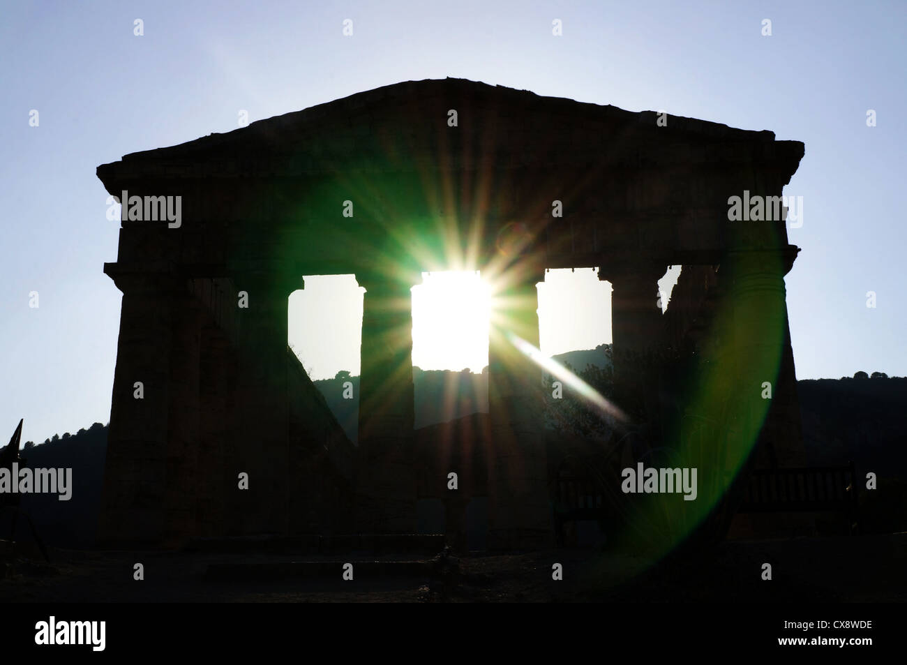 La facciata della Segesta tempio greco in Sicilia visto in controluce Foto Stock