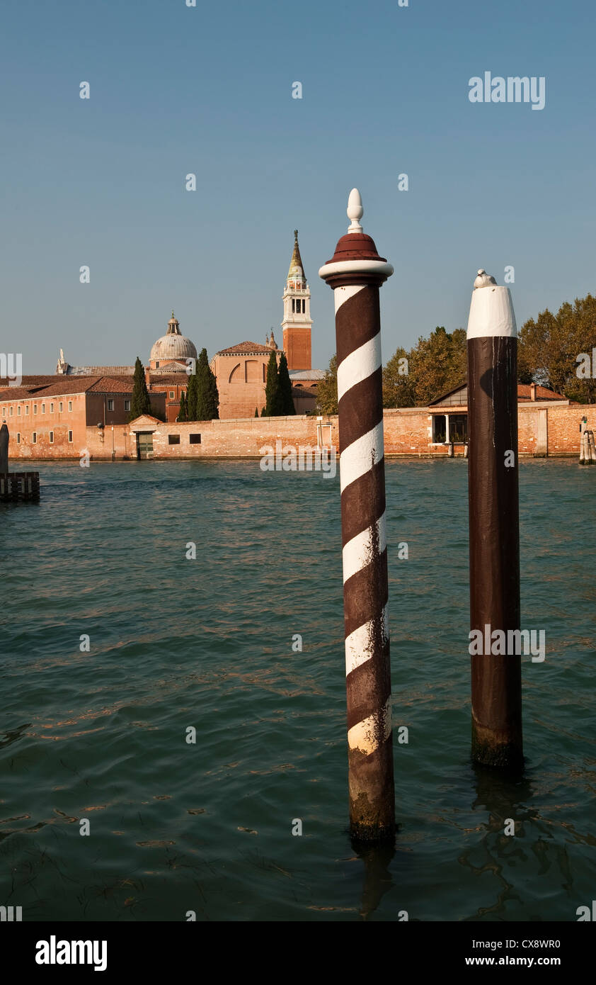 Tradizionali posti a rampino all'esterno dell'Hotel Cipriani a Venezia, con sullo sfondo la chiesa di San Giorgio maggiore Foto Stock