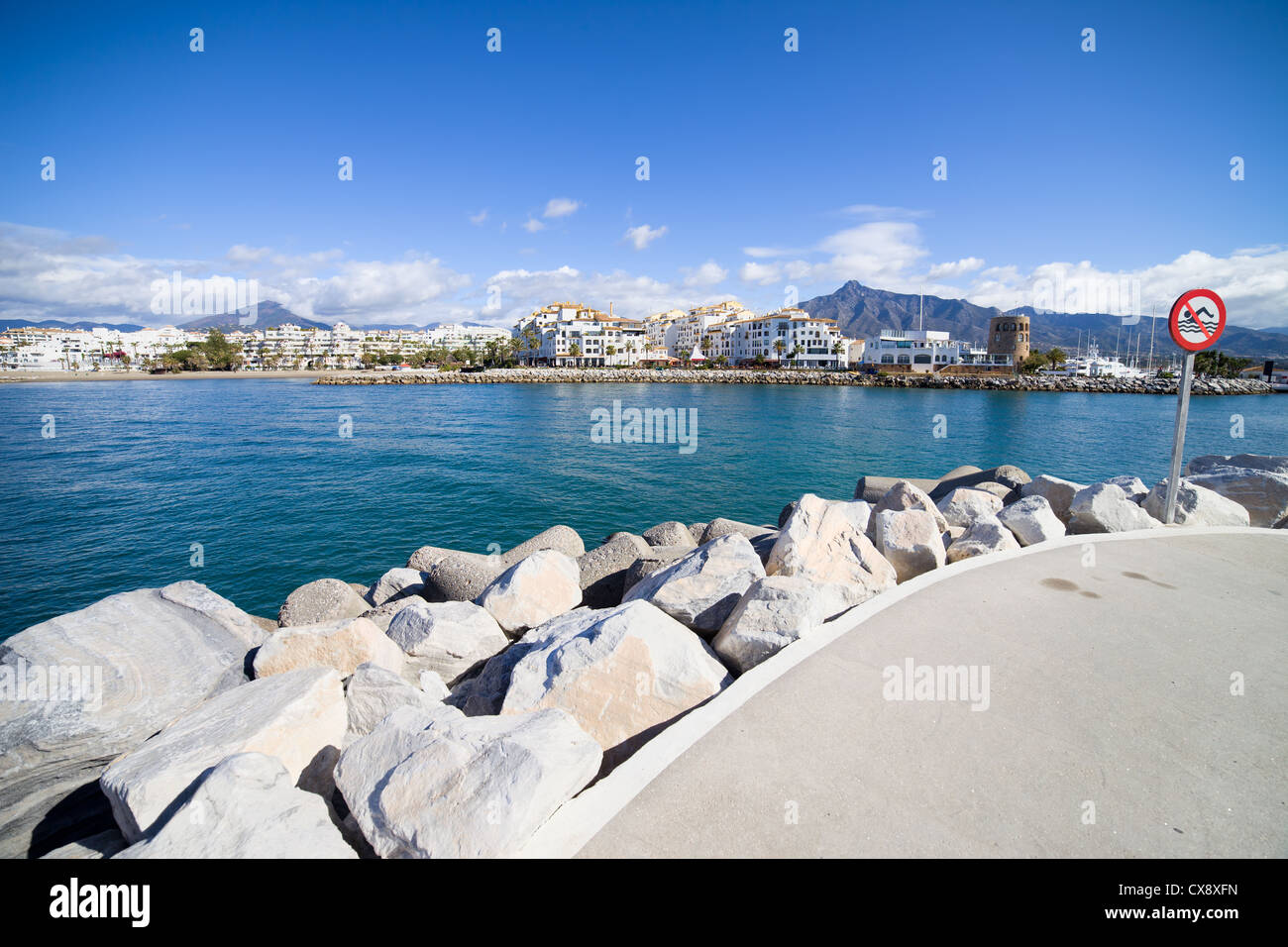 Ingresso al porto turistico di Puerto Banus vicino a Marbella sulla Costa del Sol, Andalusia, Spagna meridionale. Foto Stock