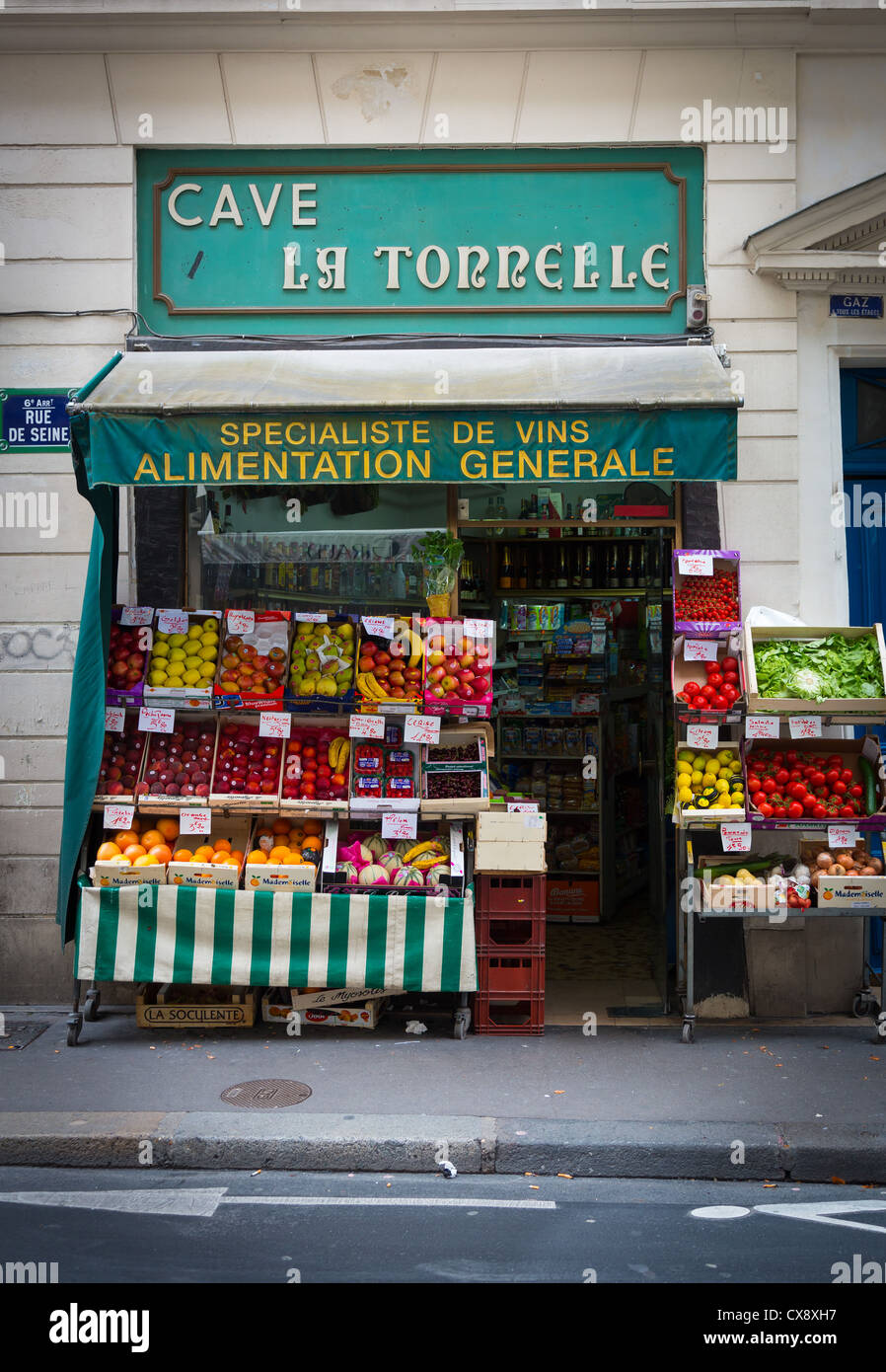 Piccola drogheria nel centro di Parigi, Francia Foto Stock