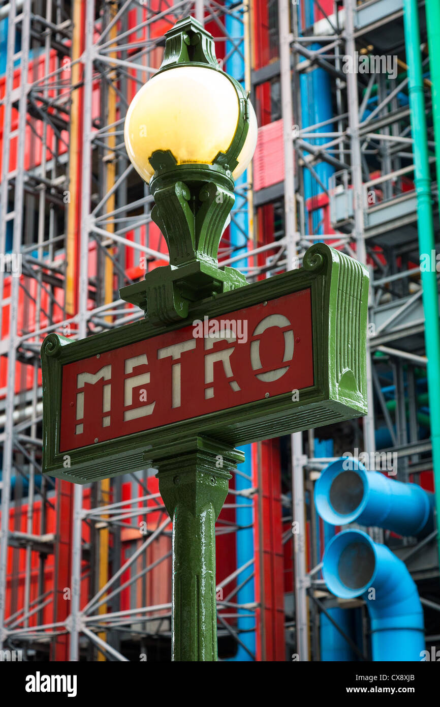 Con la metro o con la metropolitana, segno nel centro di Parigi vicino al Centro Pompidou e Les Amis du Musée Foto Stock