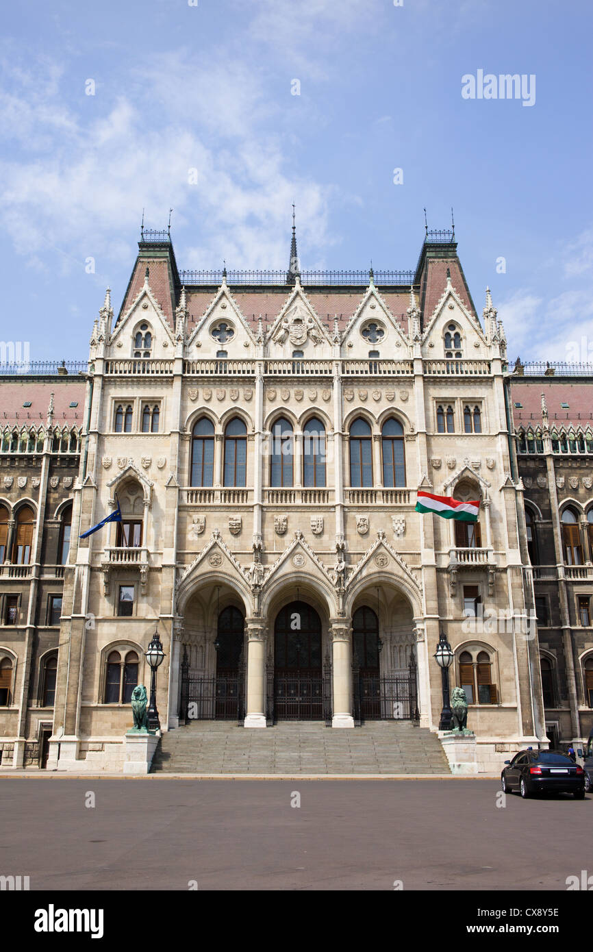 Ingresso al palazzo del parlamento a Budapest, Ungheria, architettura revival gotico. Foto Stock