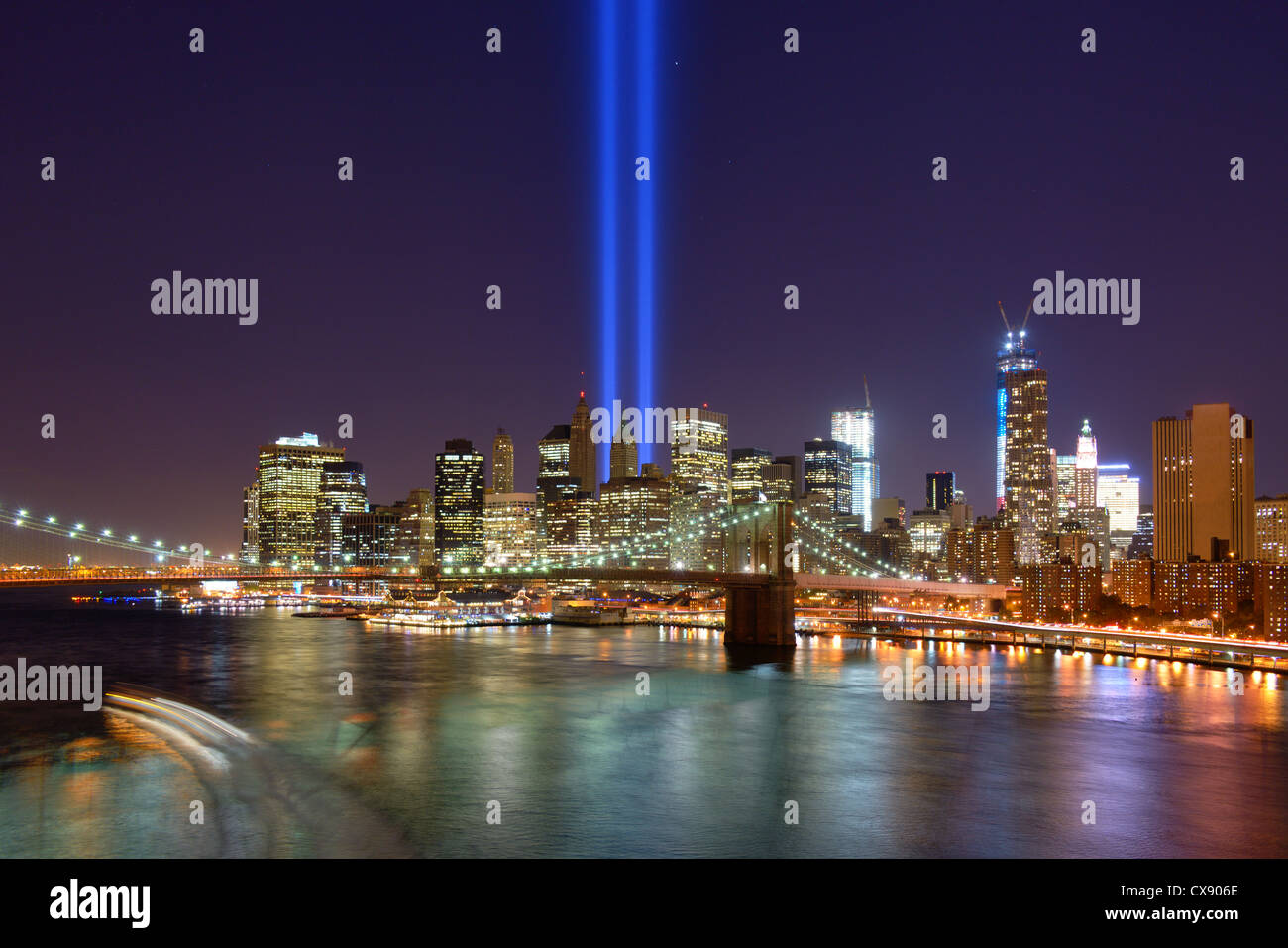 Omaggio alla luce nel Centro Cittadino di New York City in ricordo del 9/11 attacco. Foto Stock