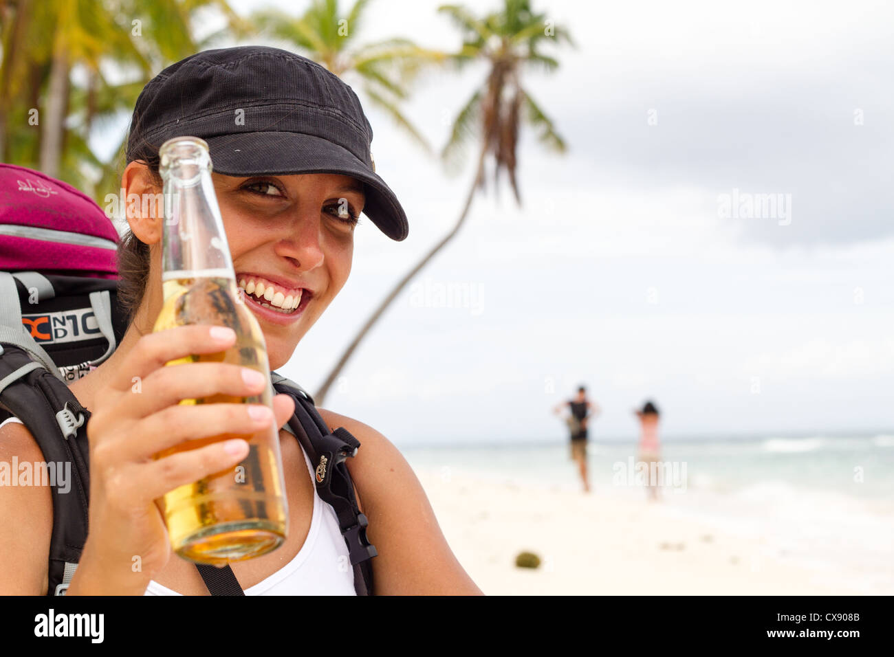 Zaino in spalla con la birra sulla spiaggia Foto Stock
