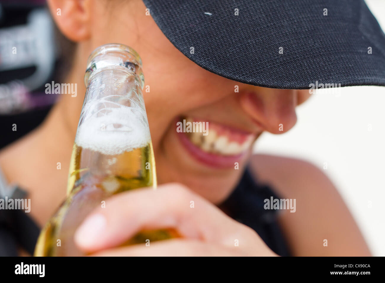 Zaino in spalla con la birra sulla spiaggia Foto Stock