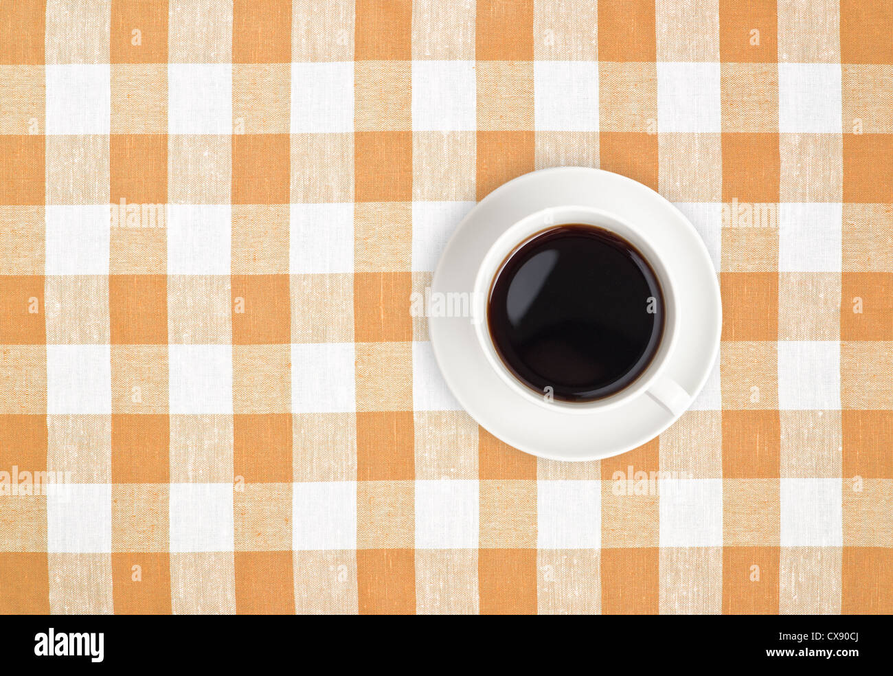Vista superiore del caffè nero sulla tazza marrone tovaglia controllati Foto Stock