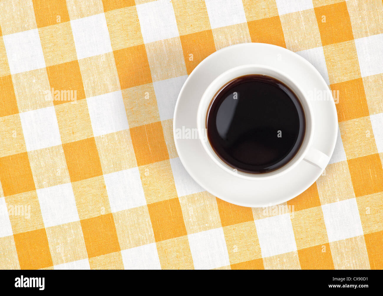 Vista dall'alto nero della tazza di caffè sulla tovaglia controllati Foto Stock