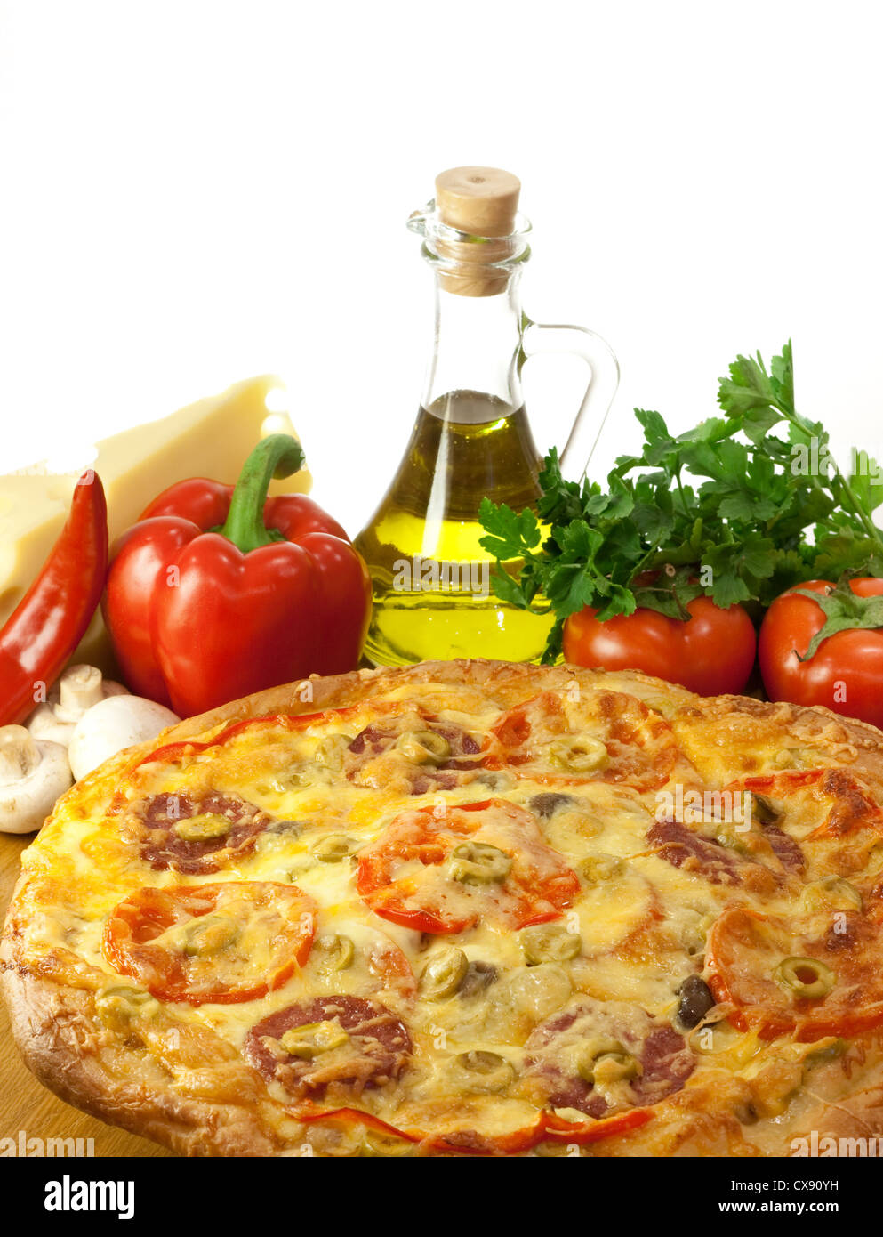 Pizza e ingredienti: pepe, olio d'oliva, formaggi, funghi, pomodori Foto Stock