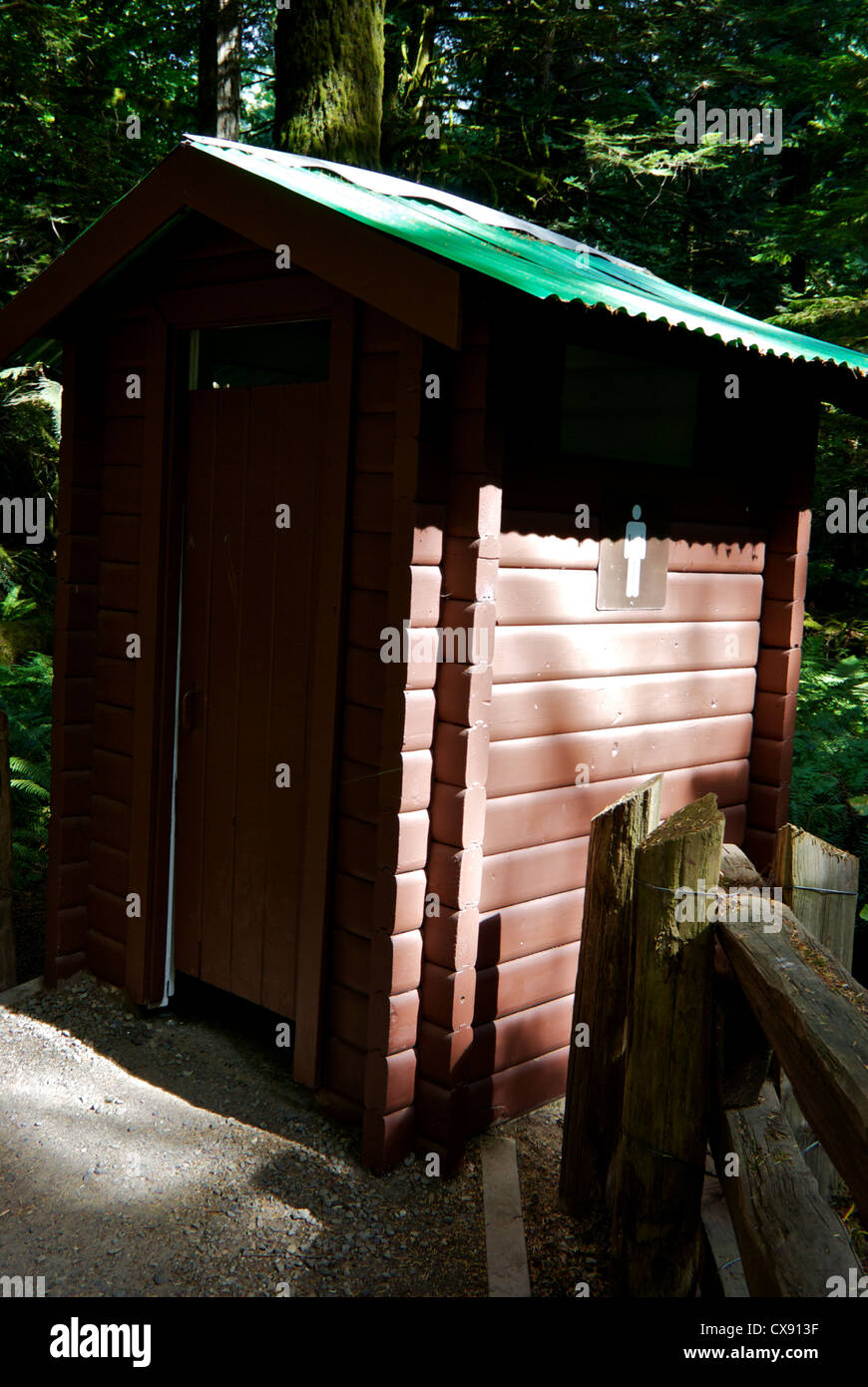 Legno di cedro log cabin style dipendenza wc edificio Cattedrale Grove Parco Provinciale Isola di Vancouver BC Canada Foto Stock