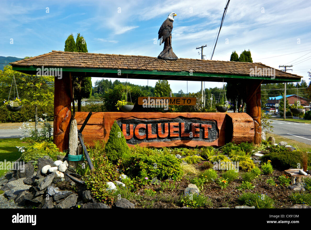 Legno aquila calva scultura in cima Benvenuto a Ucluelet segno della costa occidentale dell'isola di Vancouver BC Foto Stock