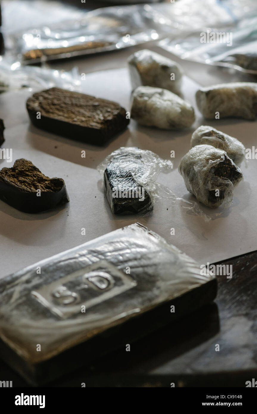 Blocchi/mattoni della resina di cannabis avvolte in pellicola Foto stock -  Alamy