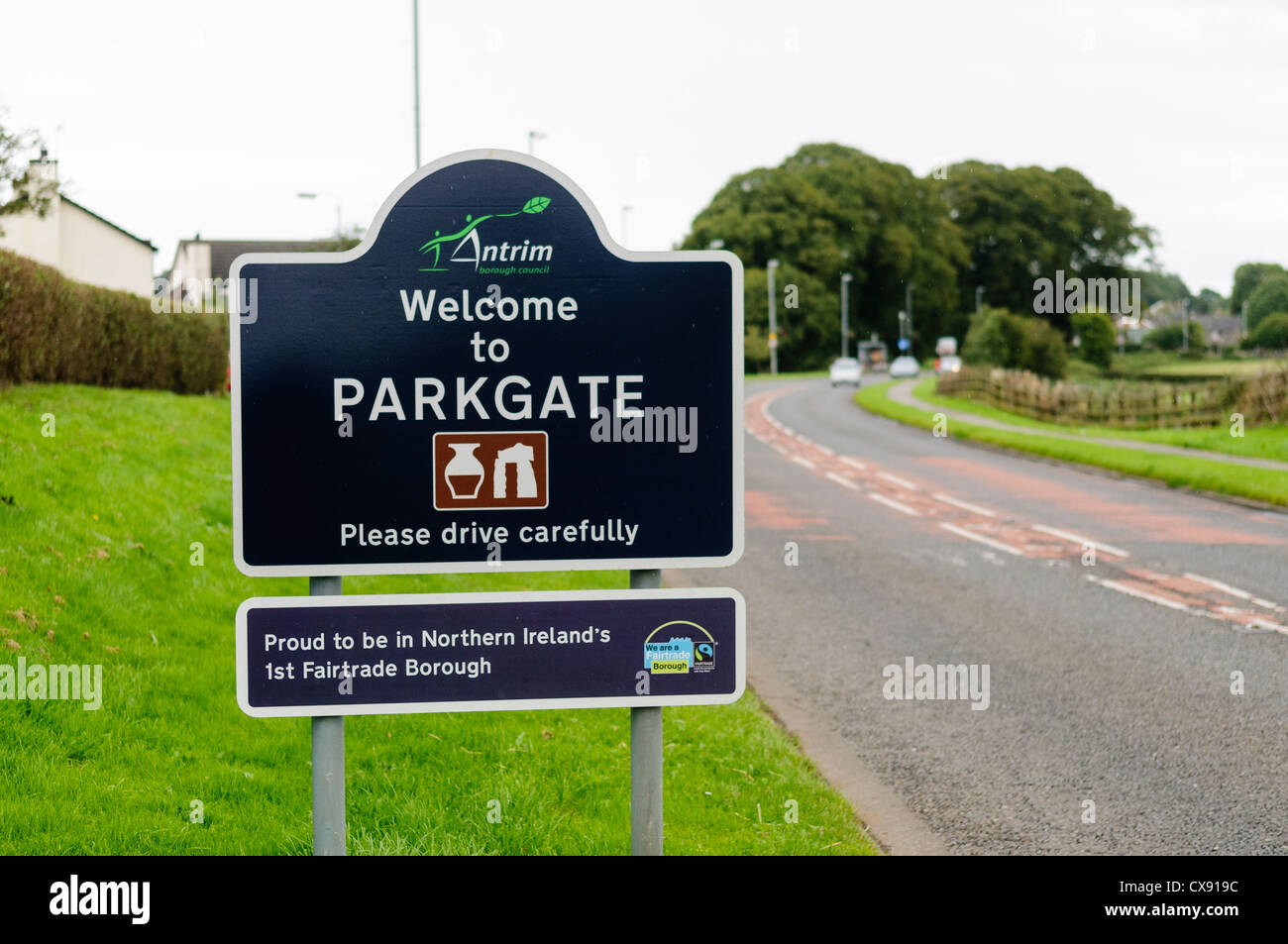 "Benvenuti all' Parkgate Road Sign all'ingresso della contea di Antrim Village Foto Stock