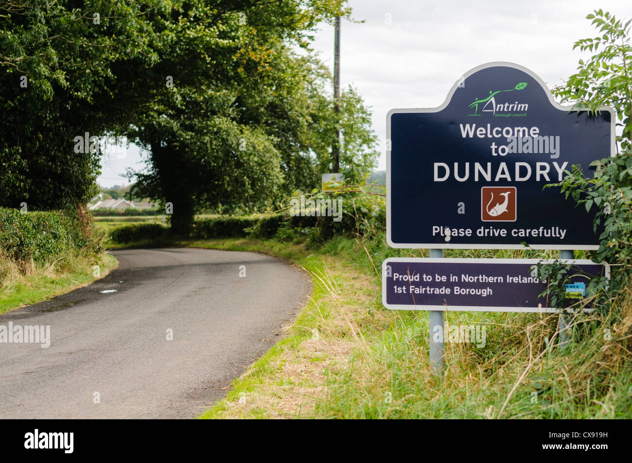 "Benvenuti a Dunadry' cartello stradale all'ingresso della contea di Antrim Village Foto Stock