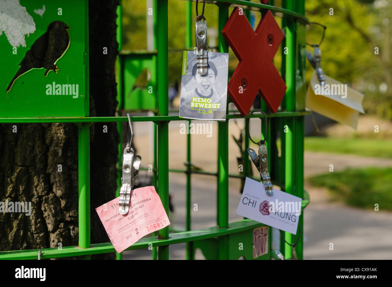 Messaggi attaccata alla gabbia intorno ad un albero nel Parco di Vondel Amsterdam Foto Stock