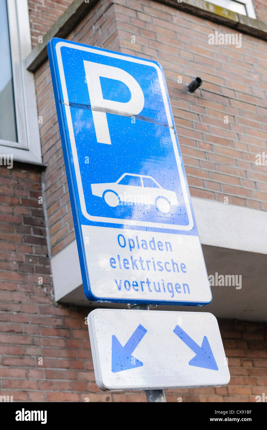 Spazi di parcheggio per veicoli elettrici in Amsterdam, Paesi Bassi Foto Stock