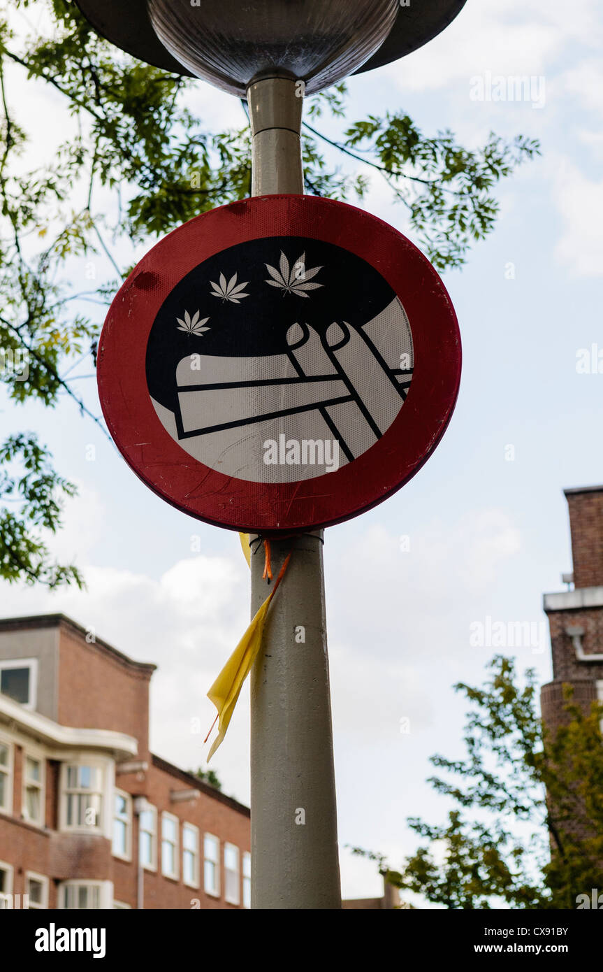 In segno di avvertimento di Amsterdam contro il fumo di cannabis in pubblico Foto Stock