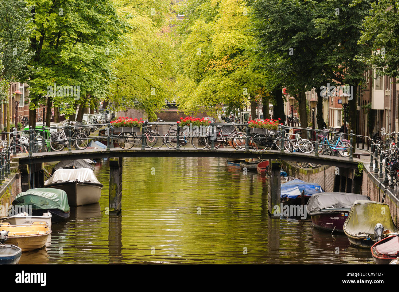 Ponte sul canal Looiersslius in Amsterdam, con barche e biciclette Foto Stock