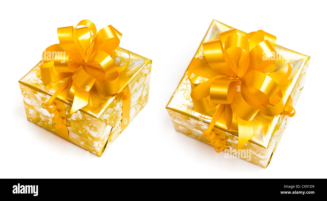Bel regalo confezionato in carta oro con prua giallo su sfondo bianco Foto Stock