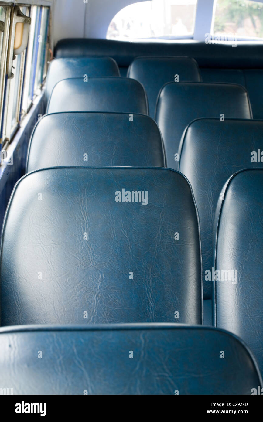 Posti a sedere in un vecchio autobus per lo sfondo Foto stock - Alamy