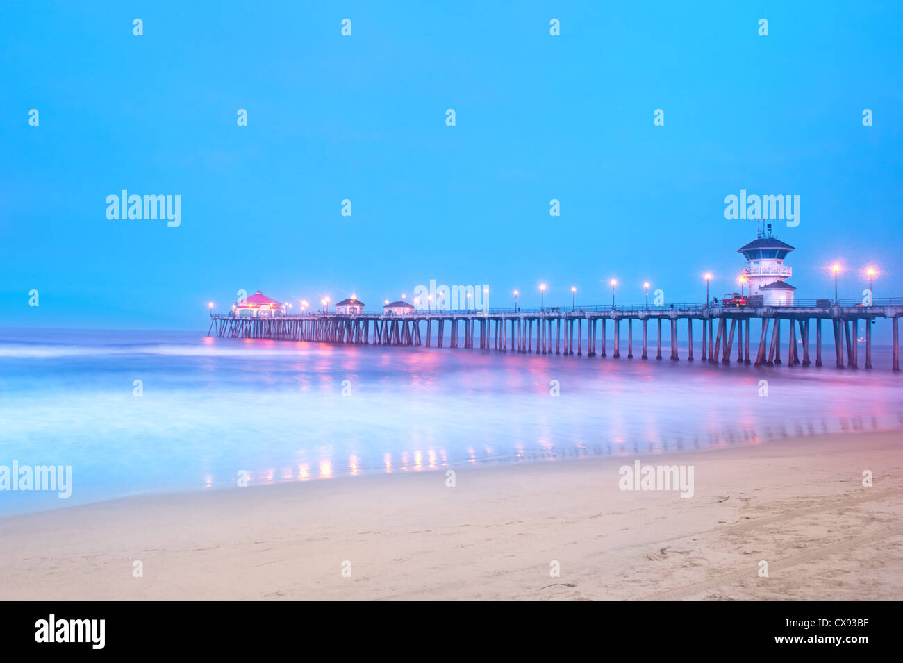 Un inizio di mattina immagine di un molo di Huntington Beach, California Foto Stock