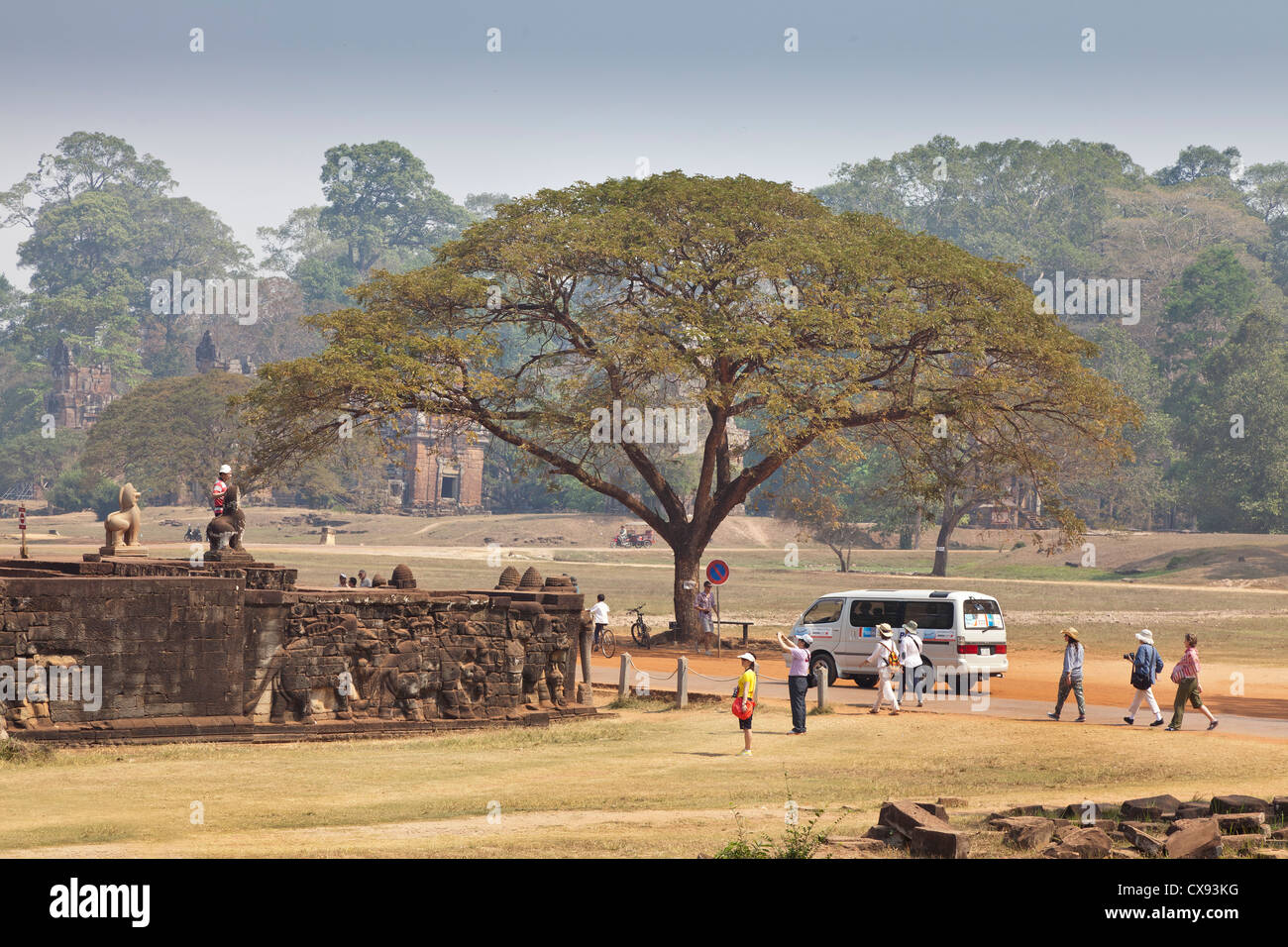 Angkor tempio elefante dettagli, incisioni, blocchi, i turisti su un banco. Foto Stock