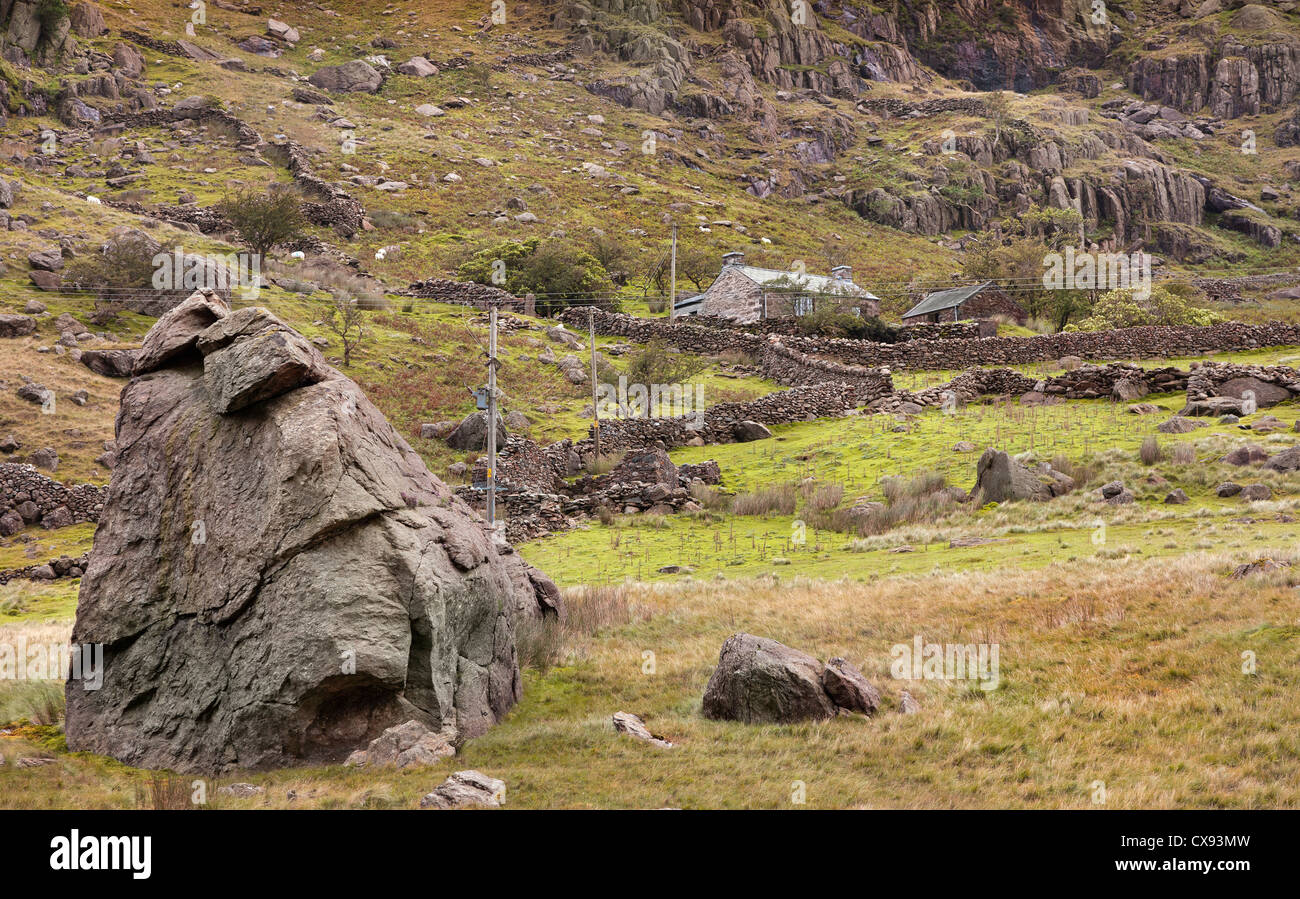Parco Nazionale di Snowdonia, Wales, Regno Unito, cottage in pietra circondato da massi, muri in pietra. Foto Stock